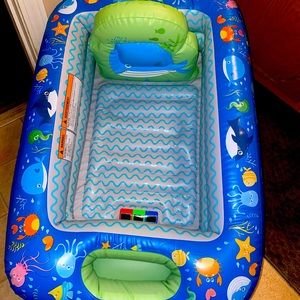 Blow up baby bathtub